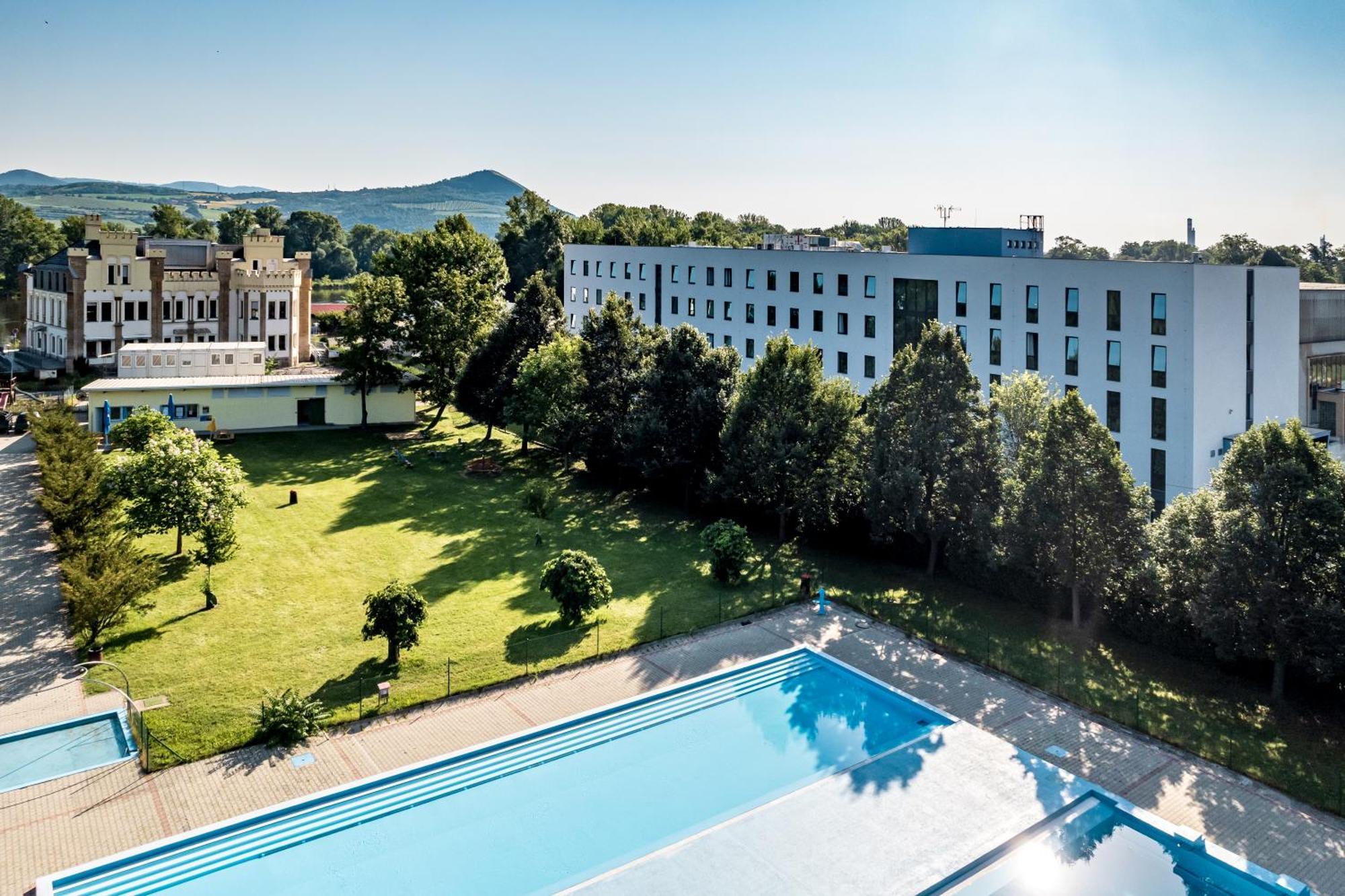 Hotel Active Stadium Ловосице Екстериор снимка
