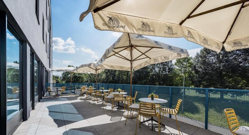 Hotel Active Stadium Ловосице Екстериор снимка